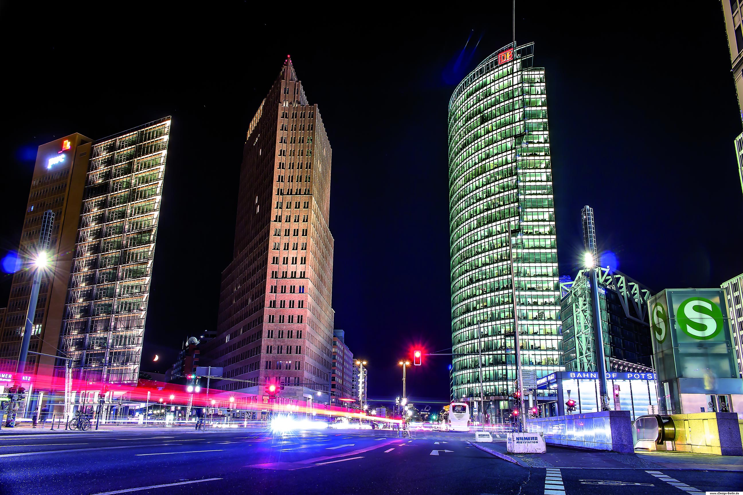 Der Potsdamer Platz ist ein Ausgehviertel und bietet viele Möglichkeiten für Groß- und Klein. Neben Restaurants, Kino, Theater und dem Legoland, beeindruckt auch die Architektur. Auf diesem Bild habe ich den Time Square von Berlin in einer lauen Sommernacht fotografiert. Von der Hauptstrasse aus sind die drei Hochhäuser zu sehen, die in den Himmel ragen. Die fahrenden Autos wurden mit Langzeitbelichtung von mir eingefangen. Bezirk: Berlin- Mitte