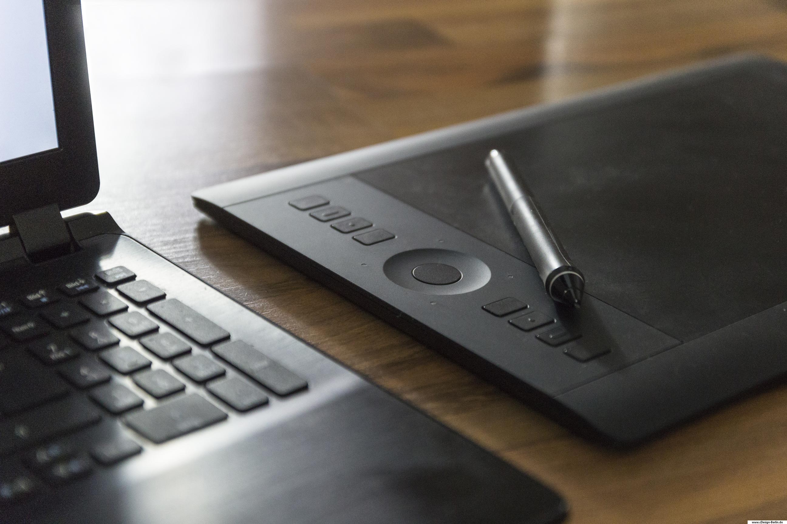 Auf diesem Bild ist ein schwarzer Laptop mit einem Grafiktablett abgebildet